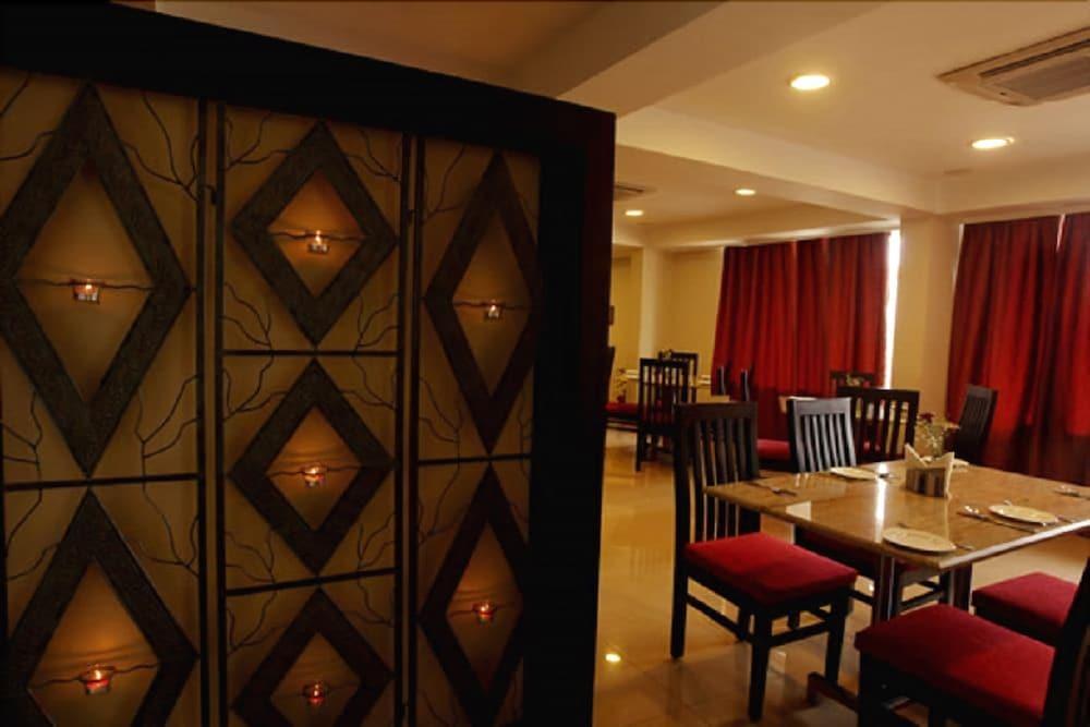 Hotel Nagarjuna Suites Бенґалуру Ресторан фото
